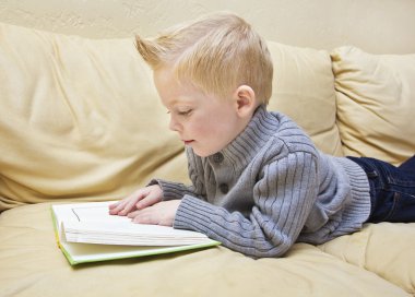 sevimli çocuk kitap okuma