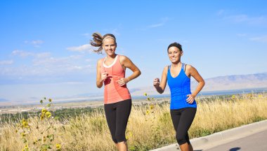 iki güzel kadın joggers