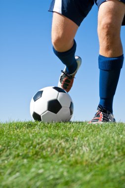 Futbol topu tekmeleme