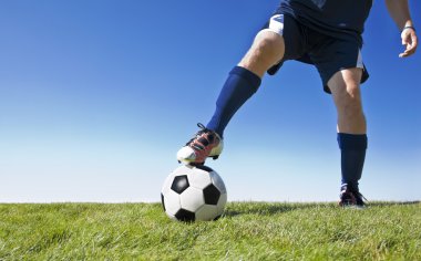 Futbol oyuncu oyun sırasında top tekmeleme