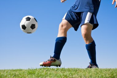 sahada futbol topu tekmeleme atlet
