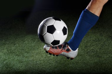 Geceleri bir çim sahada futbol topu tekmeleme