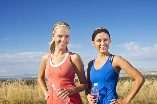 Retrato de dos mujeres después de su entrenamiento físico — Foto de Stock