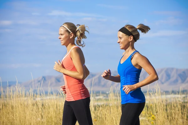 Female Runners on a jog outdoors (side view) — Stock Photo, Image