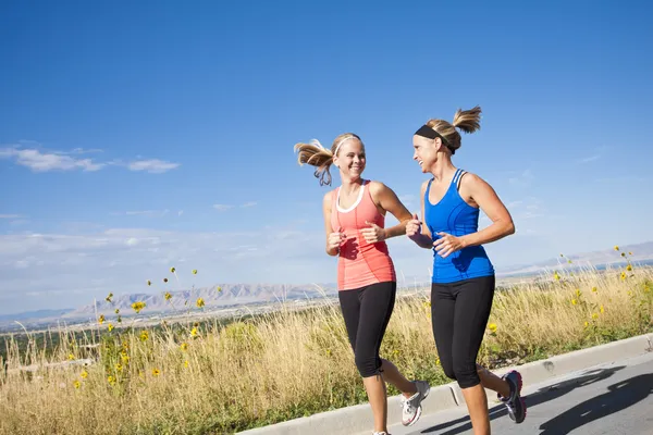 Twee mooie vrouwelijke joggers — Stockfoto