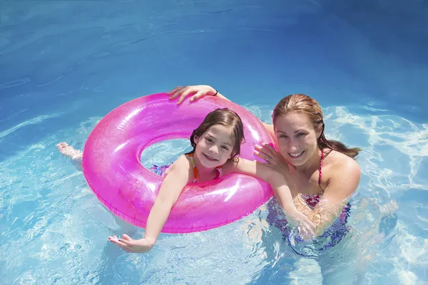 Letnie zabawy w basenie — Zdjęcie stockowe