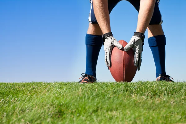 Preparándose para el lanzamiento de fútbol — Foto de Stock