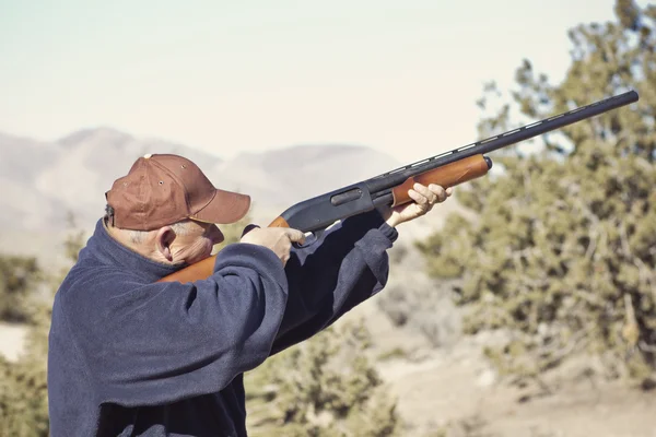 Adam bir tüfek Avcılık Atıcılık — Stok fotoğraf