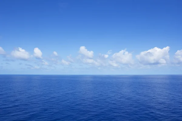 Calma vibrante océano azul — Foto de Stock