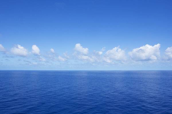 Спокойный голубой океан
