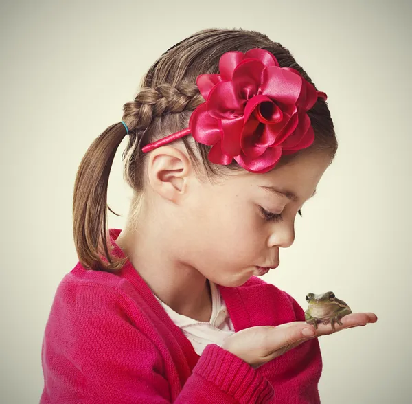 Petite princesse embrassant une grenouille — Photo