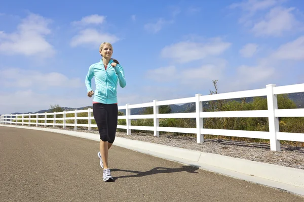 Vrouwelijke jogger actief buiten — Stockfoto