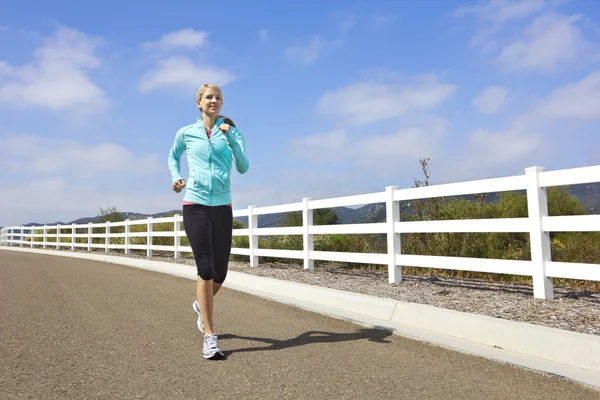 Joggerin läuft ins Freie — Stockfoto