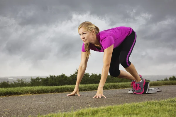 Fit Middle-Aged Female Ready to Sprint — Stock Photo, Image