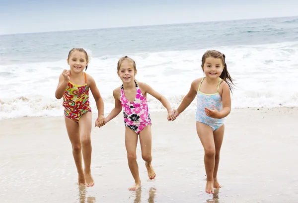 Crianças brincando na praia — Fotografia de Stock