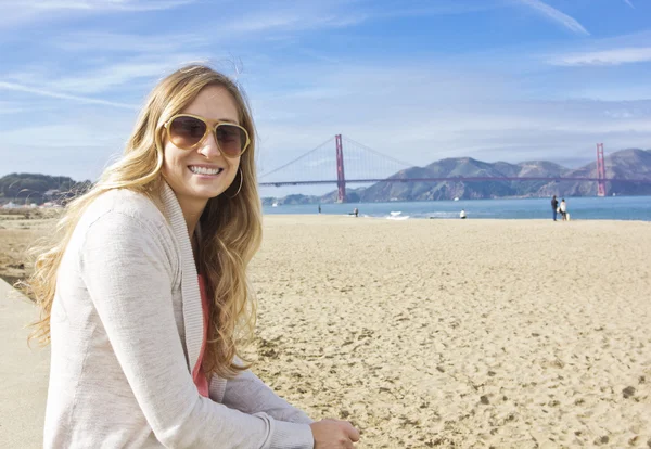 Mujer disfrutando de sus vacaciones en San Francisco — Foto de Stock