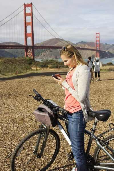 Woman using a smart phone on vacation — Stock Photo, Image