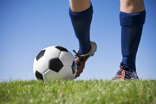 Chutando a bola de futebol — Fotografia de Stock