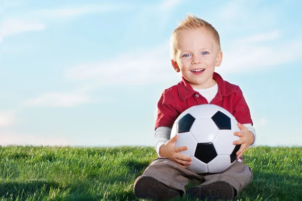 Χαριτωμένο μικρό αγόρι που έχει την μπάλα ποδοσφαίρου — Φωτογραφία Αρχείου
