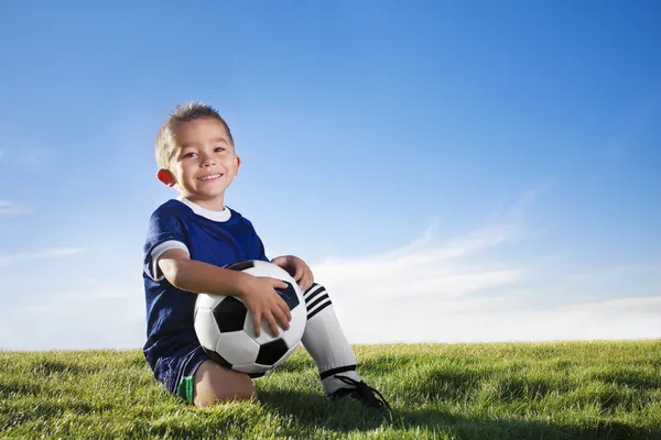 Юный испаноязычный футболист — стоковое фото