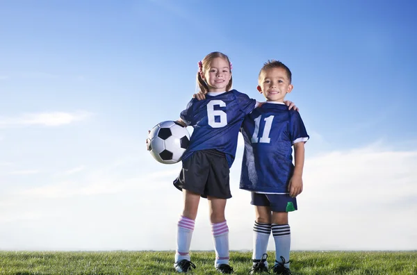 Mladí fotbaloví hráči v týmu — Stock fotografie