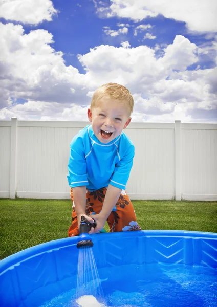 Мальчик играет на улице под летним солнцем — стоковое фото