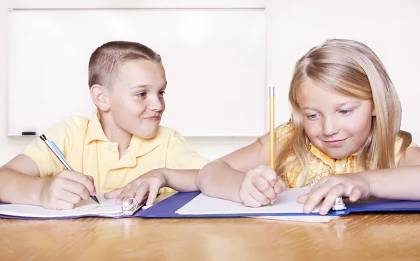 Grundskoleelever göra läxor — Stockfoto