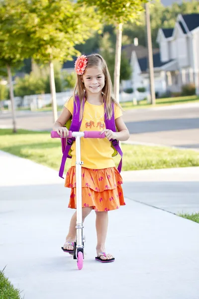 Schattig meisje gaat naar school — Stockfoto