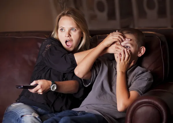 Rodzic kontroli syna przeciwko wątpliwej treści tv — Zdjęcie stockowe