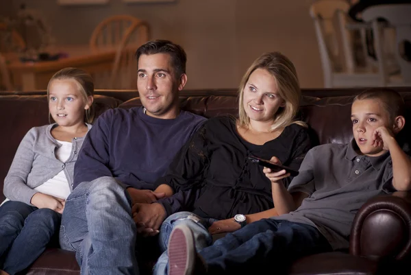 Aile birlikte televizyon izliyor. — Stok fotoğraf