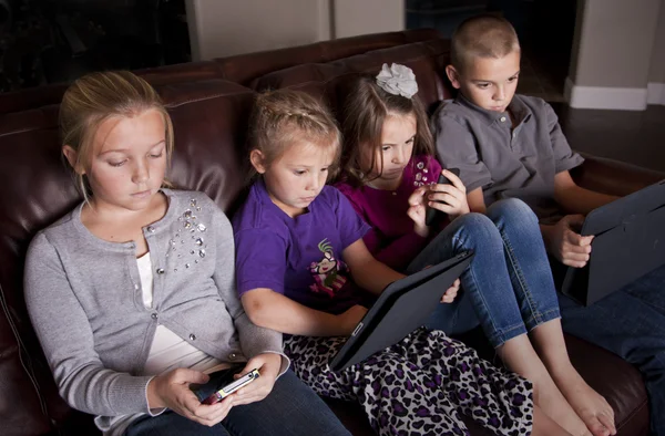 Dzieci za pomocą urządzeń mobilnych — Zdjęcie stockowe