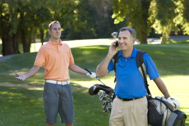 golf oynarken cep telefonuyla konuşan can sıkıcı bir durum