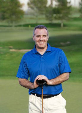 golf sahasında gülümseyen olgun golfçü