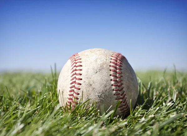 Бейсбол на траві — стокове фото