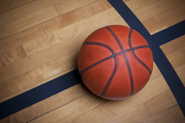 Bola basket di lapangan basket — Stok Foto