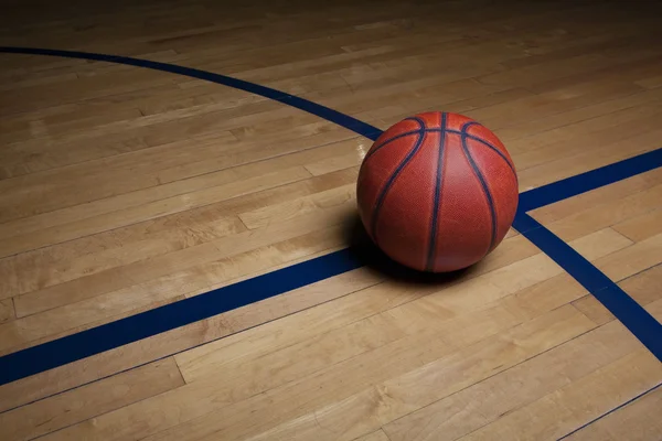 Baloncesto en una cancha de baloncesto — Foto de Stock