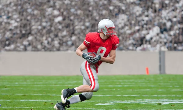 American-Football-Spieler läuft auf — Stockfoto