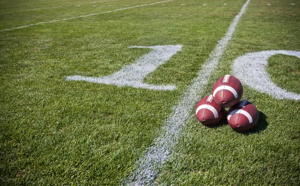 Voetballen gepositioneerd samen — Stockfoto