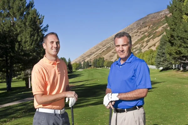 Zwei männliche Golfer spielen zusammen Golf — Stockfoto