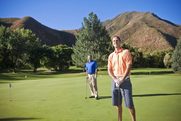 Gracz w golfa na polu golfowym gotowy do gry — Zdjęcie stockowe