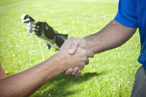 Golfeurs serrant la main — Photo