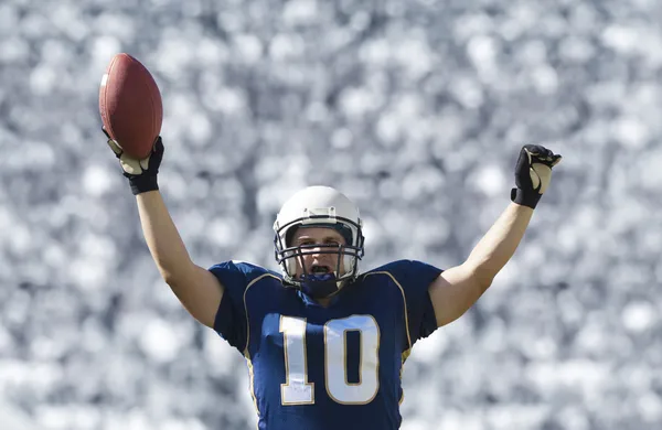 Jugador de fútbol anotando un touchdown —  Fotos de Stock