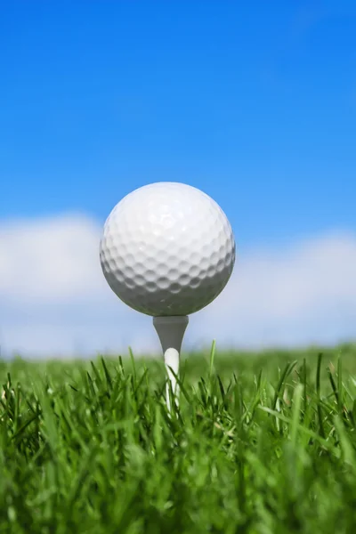 Bola de golfe em um T vertical — Fotografia de Stock