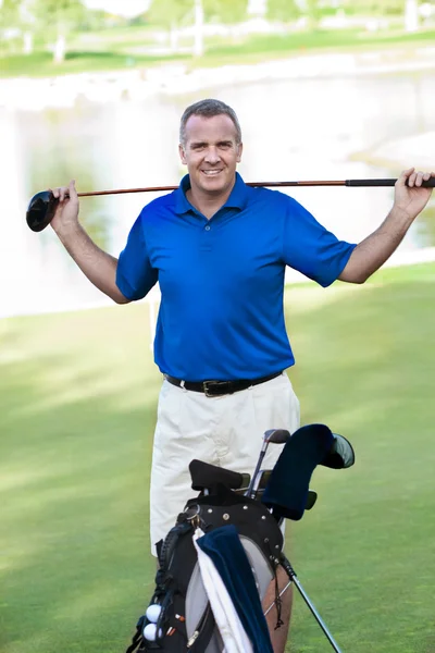 Golf sahasında gülümseyen yakışıklı olgun erkek — Stok fotoğraf