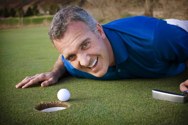 Manliga golfspelare saknas putt — Stockfoto