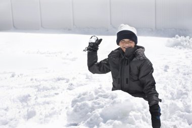 Çocuk bir kartopu Savaşı için hazır