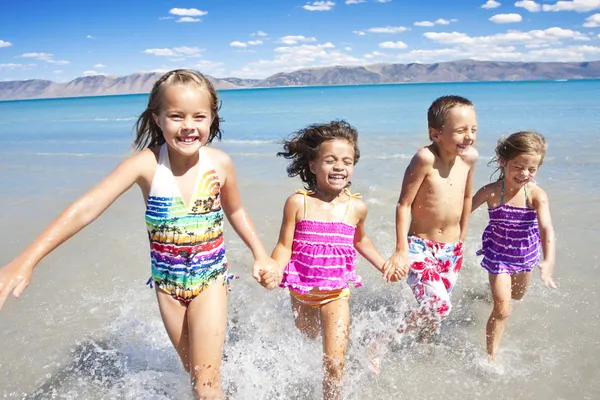 Kinder spielen im Ozean — Stockfoto