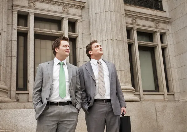 Deux jeunes hommes d'affaires — Photo