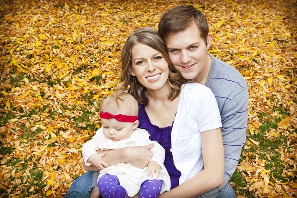 Hermosa familia joven — Foto de Stock