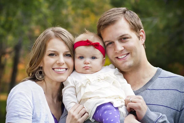 Jonge prachtige familie — Stockfoto